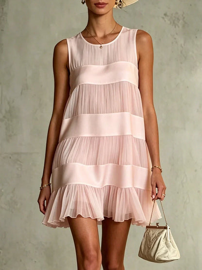 Robe mini en mousseline plissée rose pâle avec effet superposé et empiècements patchwork