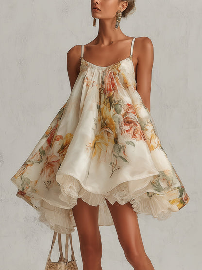 LILIANA™ | Vestido corto de corte en A de organza beige con estampado floral y ribete de encaje