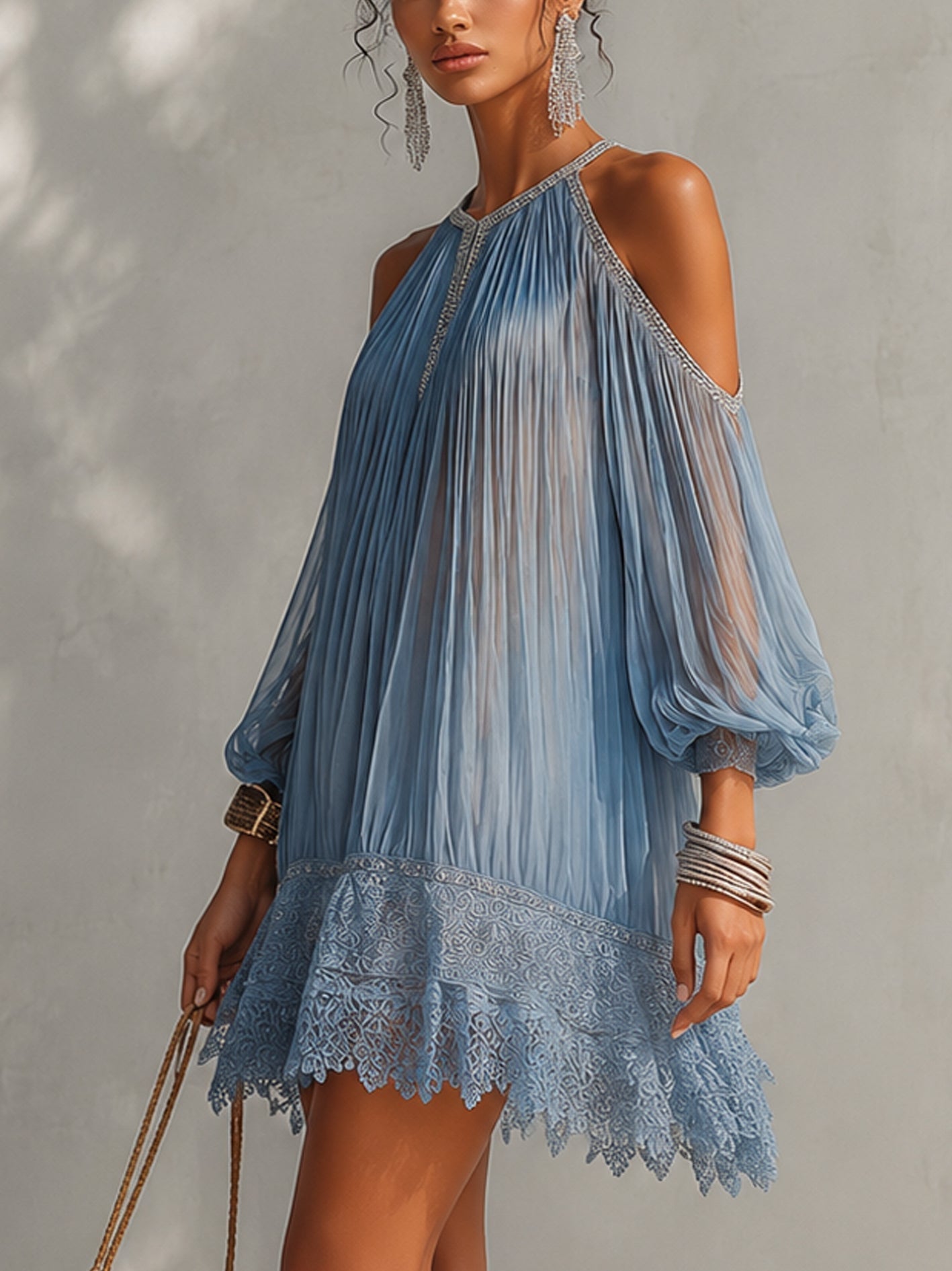 CELESTE™ | Minivestido azul con hombros al aire, fruncido y bajo de encaje