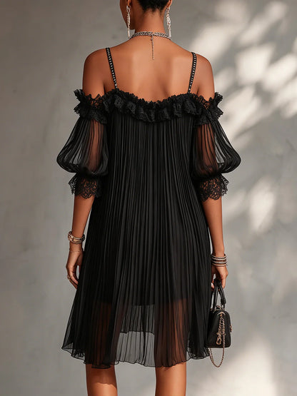 MARIA™ | Minivestido Negro de Muselina con Hombros al Aire y Ribete de Encaje