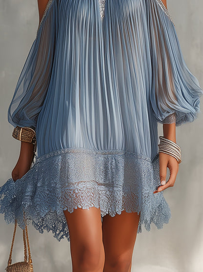 CELESTE™ | Minivestido azul con hombros al aire, fruncido y bajo de encaje