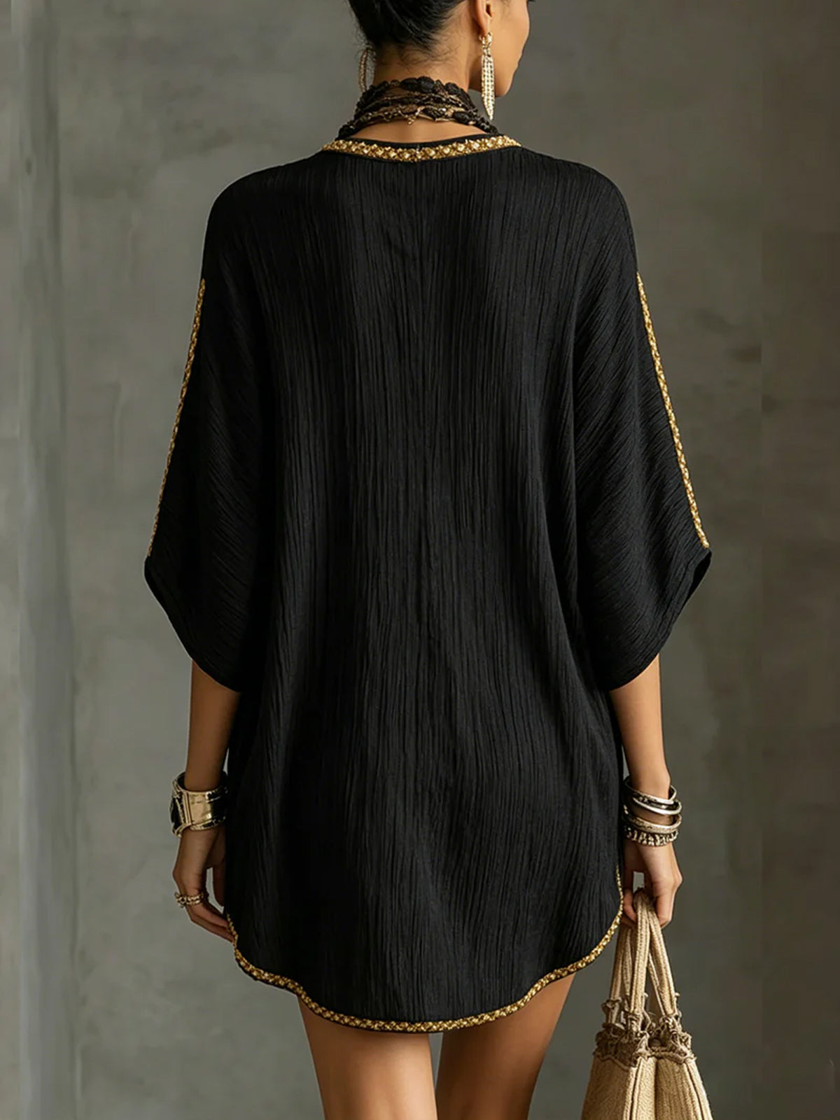 MIRELLA™ | Vestido corto negro con escote en V profundo