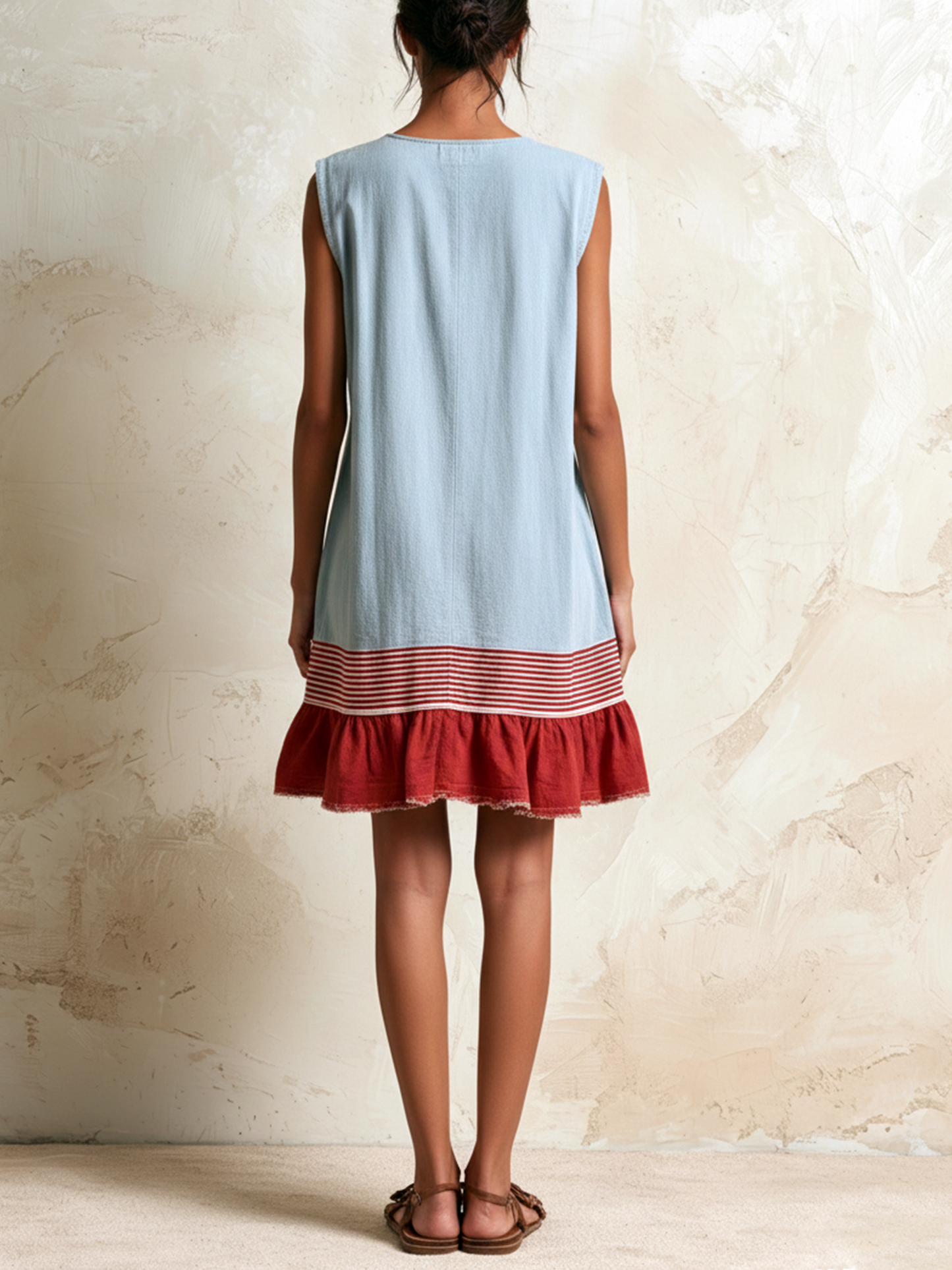 KATIA™ | Vestido tipo túnica azul claro sin mangas, con una franja roja y el bajo fruncido
