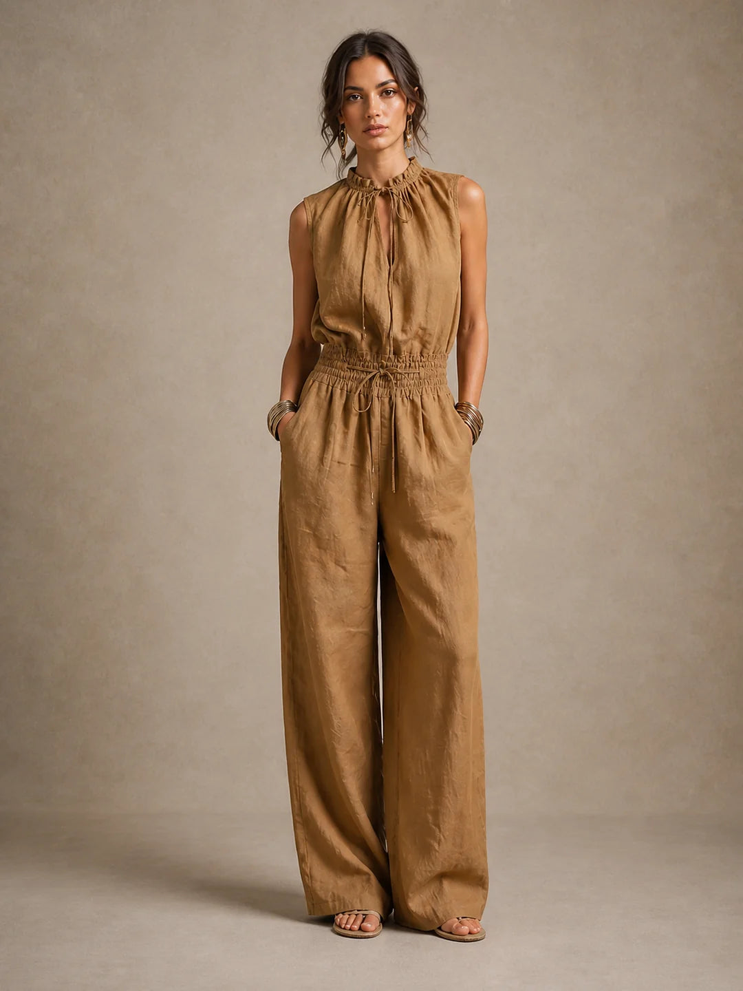 ZENAIDE™ | Mono color camel con cuello alto anudado y pernera ancha