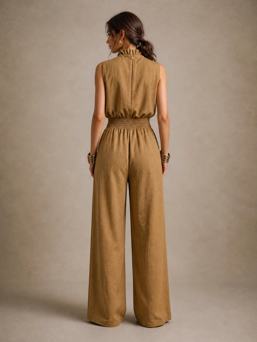 ZENAIDE™ | Mono color camel con cuello alto anudado y pernera ancha