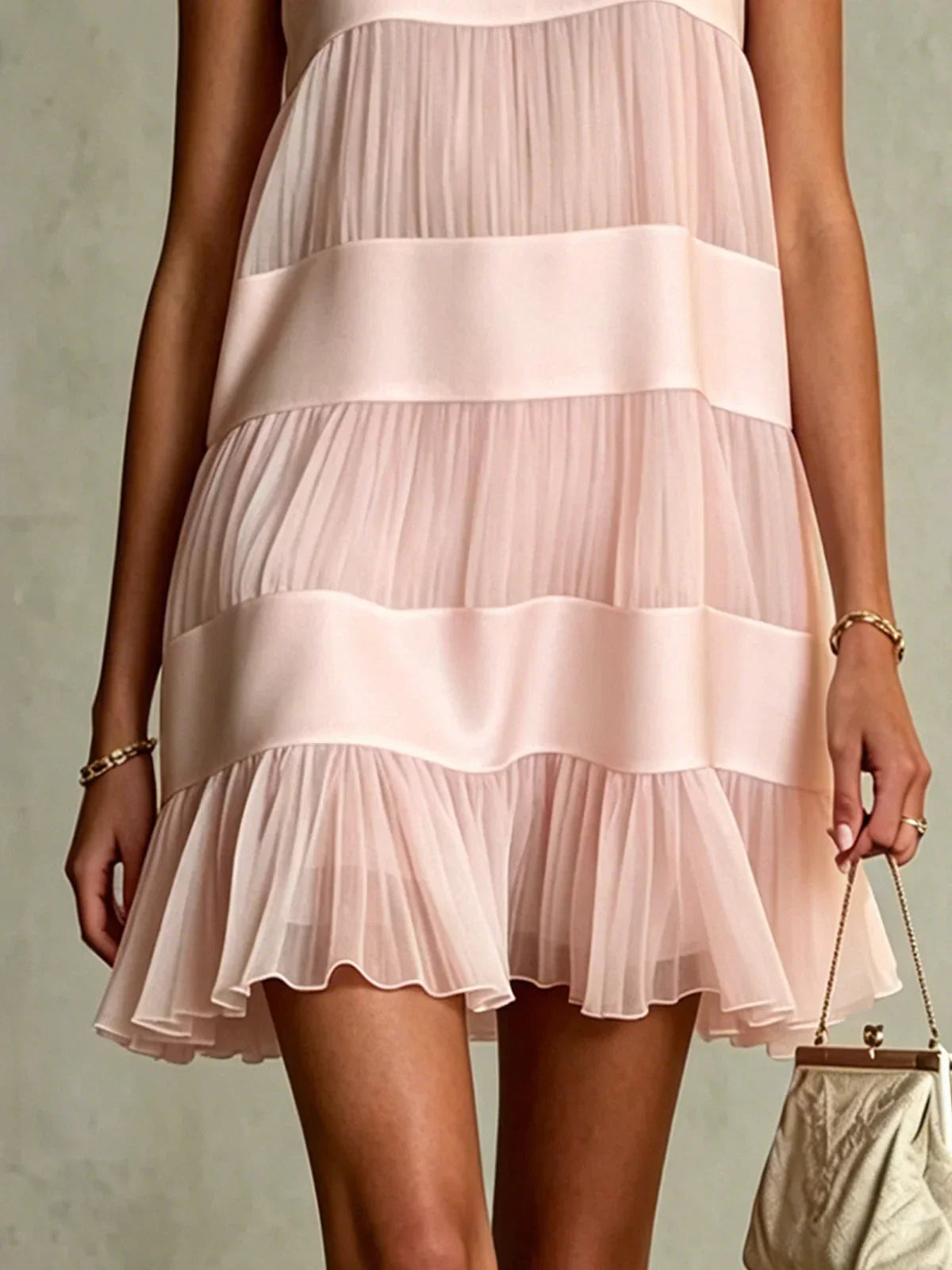 Robe mini en mousseline plissée rose pâle avec effet superposé et empiècements patchwork