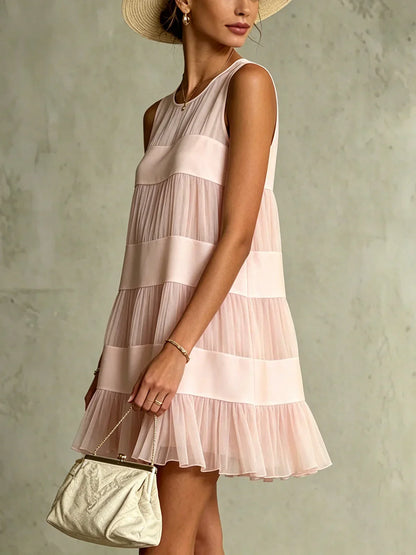 Robe mini en mousseline plissée rose pâle avec effet superposé et empiècements patchwork