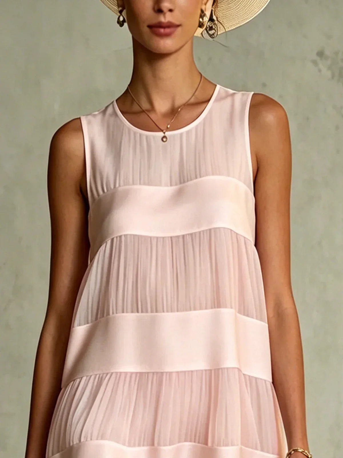 Robe mini en mousseline plissée rose pâle avec effet superposé et empiècements patchwork