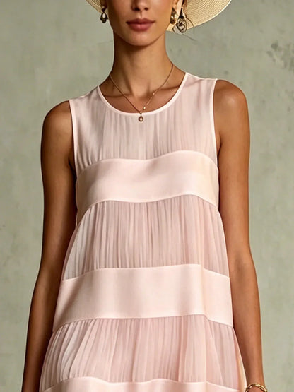 Robe mini en mousseline plissée rose pâle avec effet superposé et empiècements patchwork