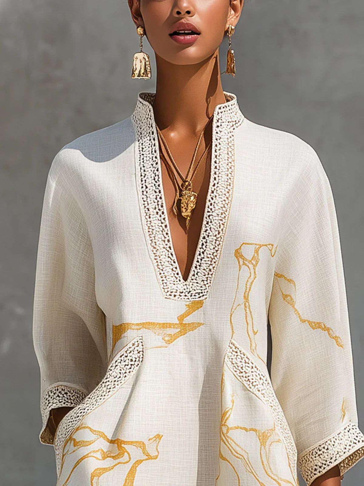 RENATA™ | Vestido corto de encaje con estampado dorado y escote en V profundo