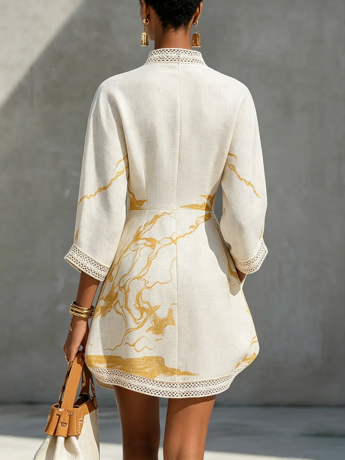 RENATA™ | Vestido corto de encaje con estampado dorado y escote en V profundo