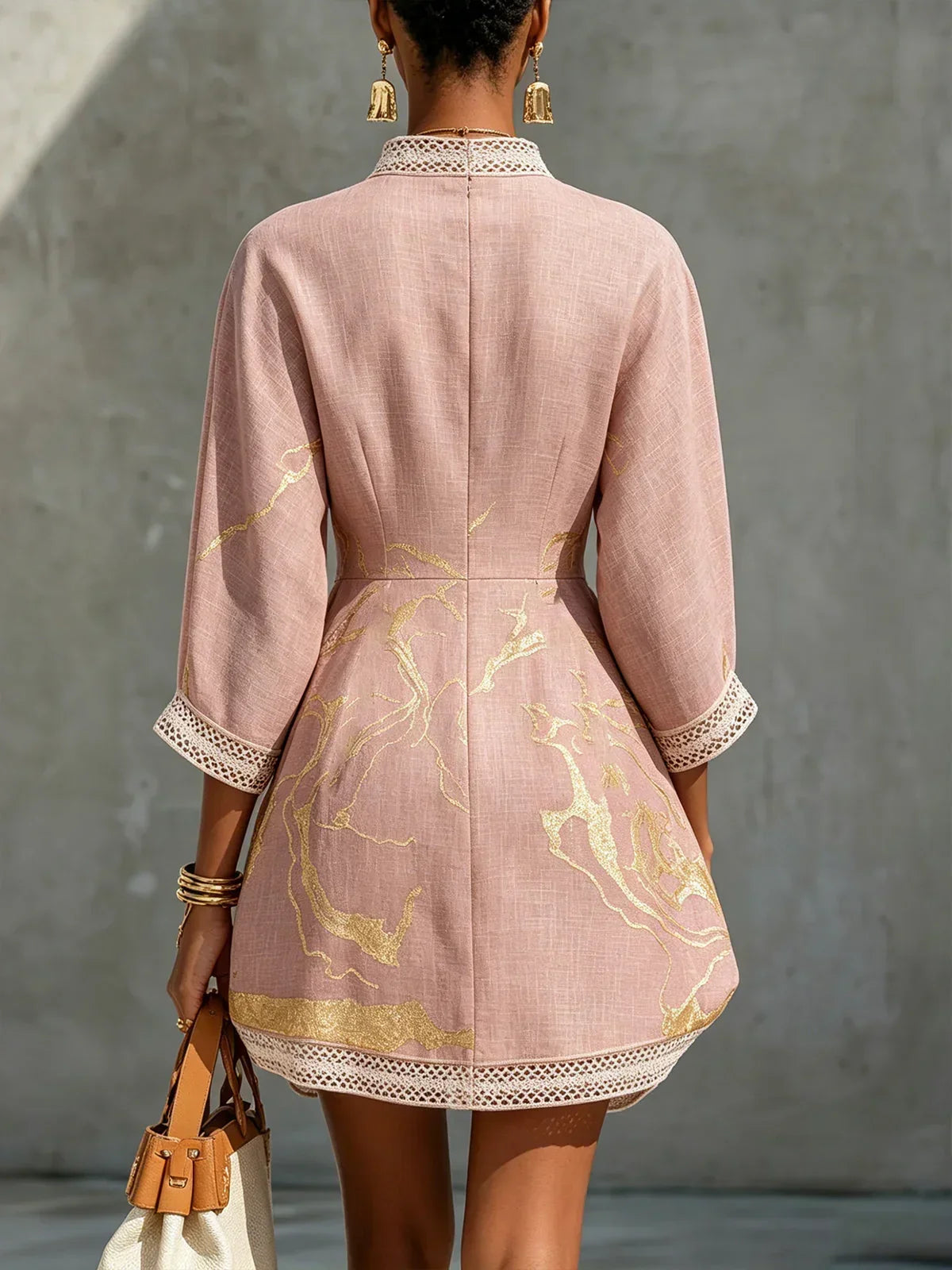 Mini-robe en dentelle Calista rose à col en V