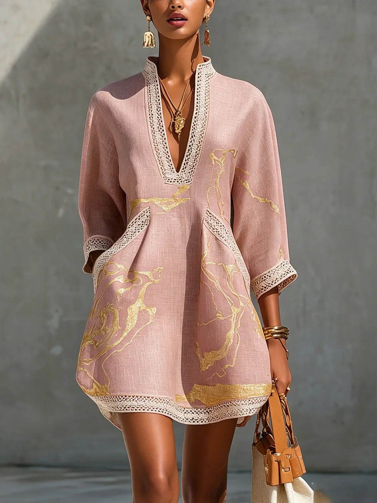 RENATA™ | Vestido corto de encaje con estampado dorado y escote en V profundo