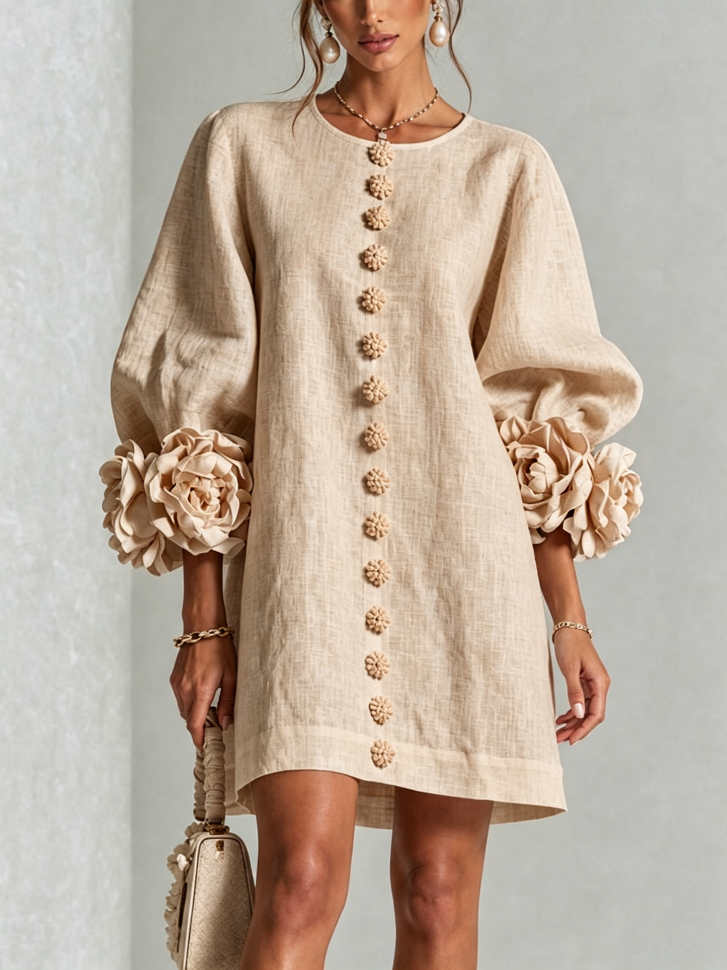 Vestido mini blanco con botones con motivos florales y mangas con motivos florales extravagantes