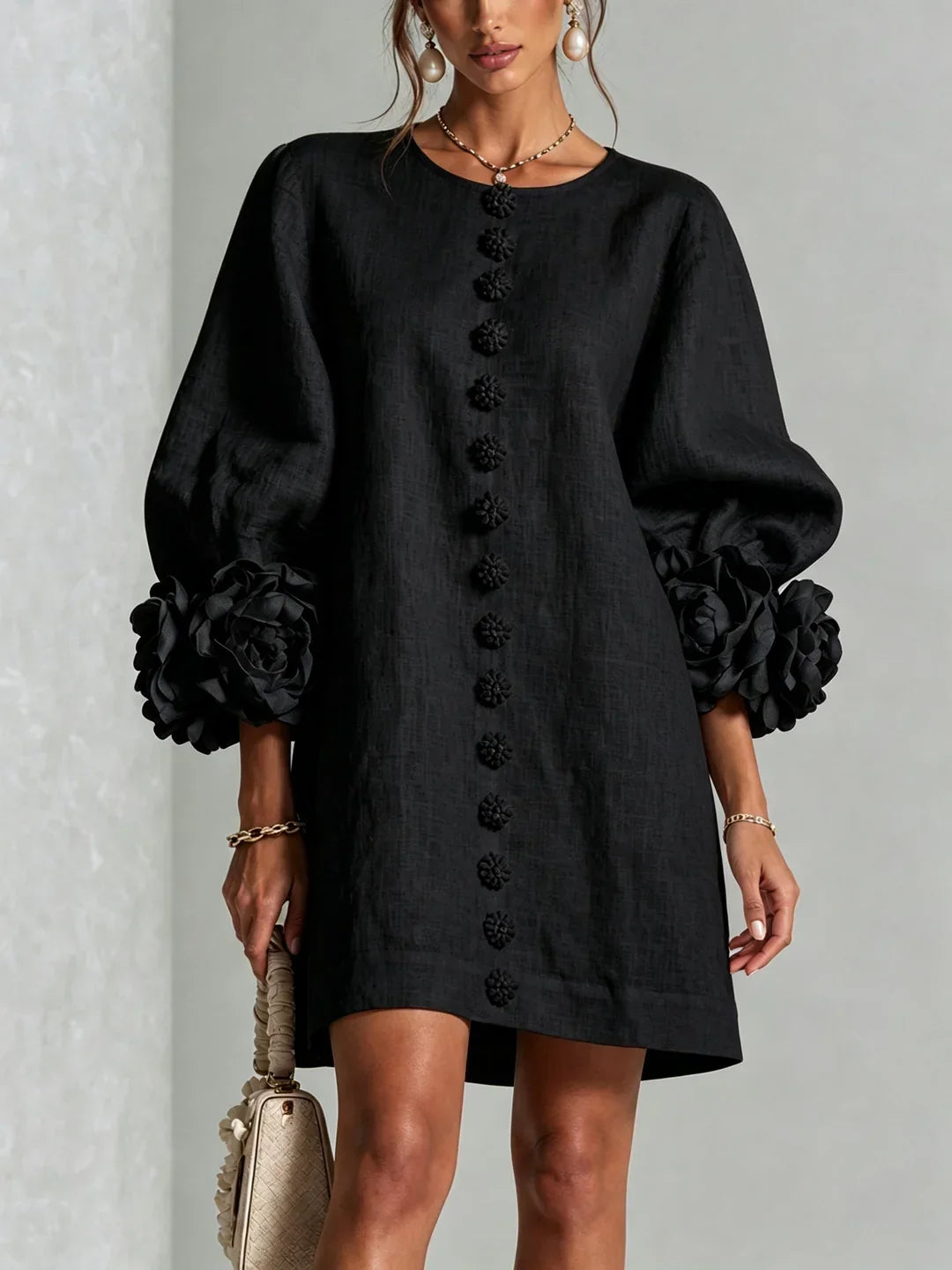 Robe courte Elvira avec boutons floraux et manches fleuries