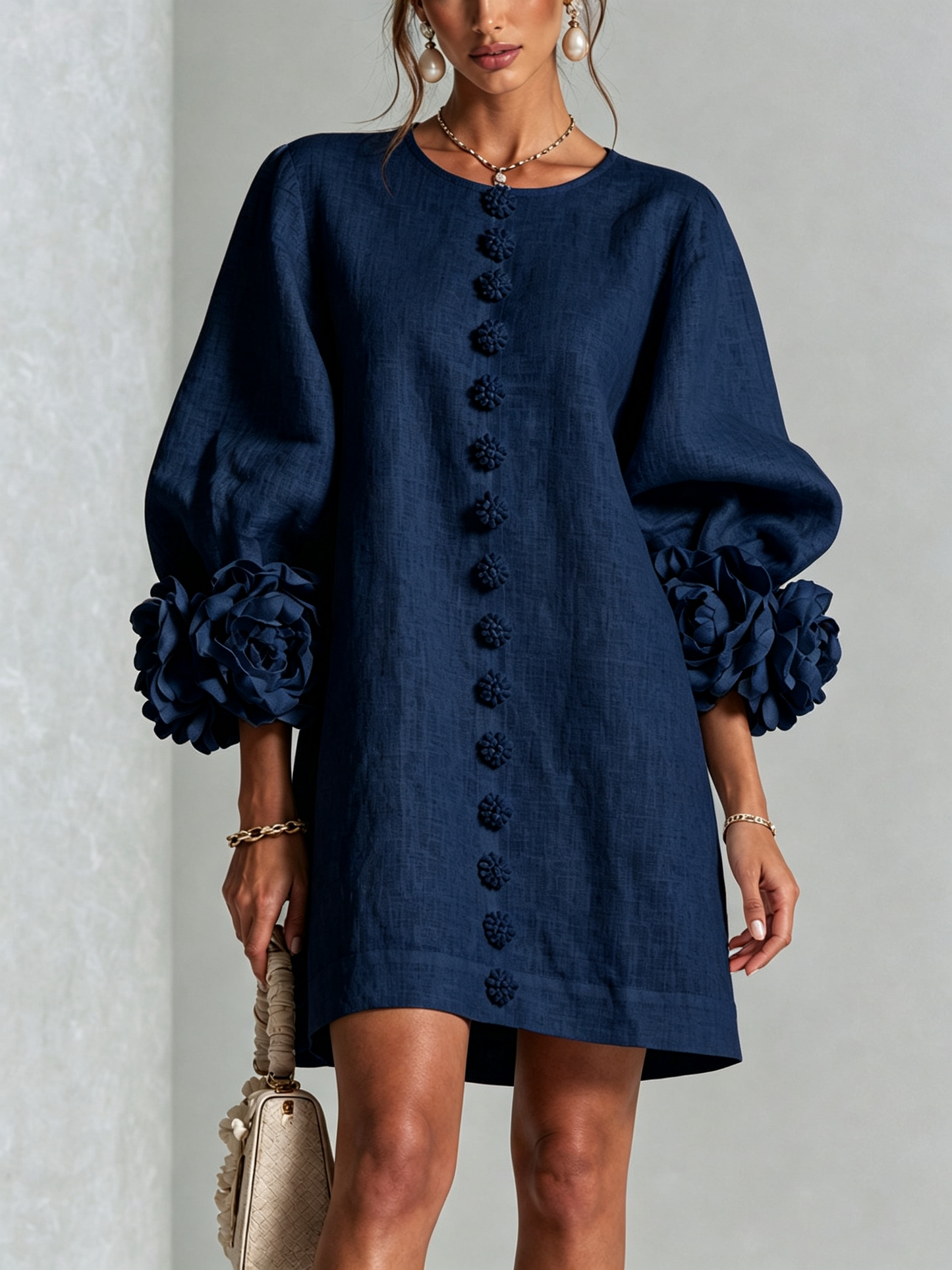 Vestido mini blanco con botones con motivos florales y mangas con motivos florales extravagantes