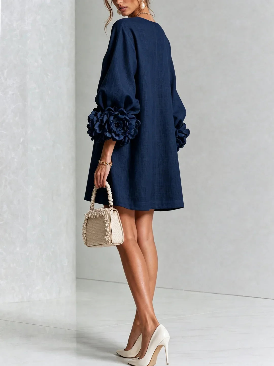 Robe courte Elvira avec boutons floraux et manches fleuries