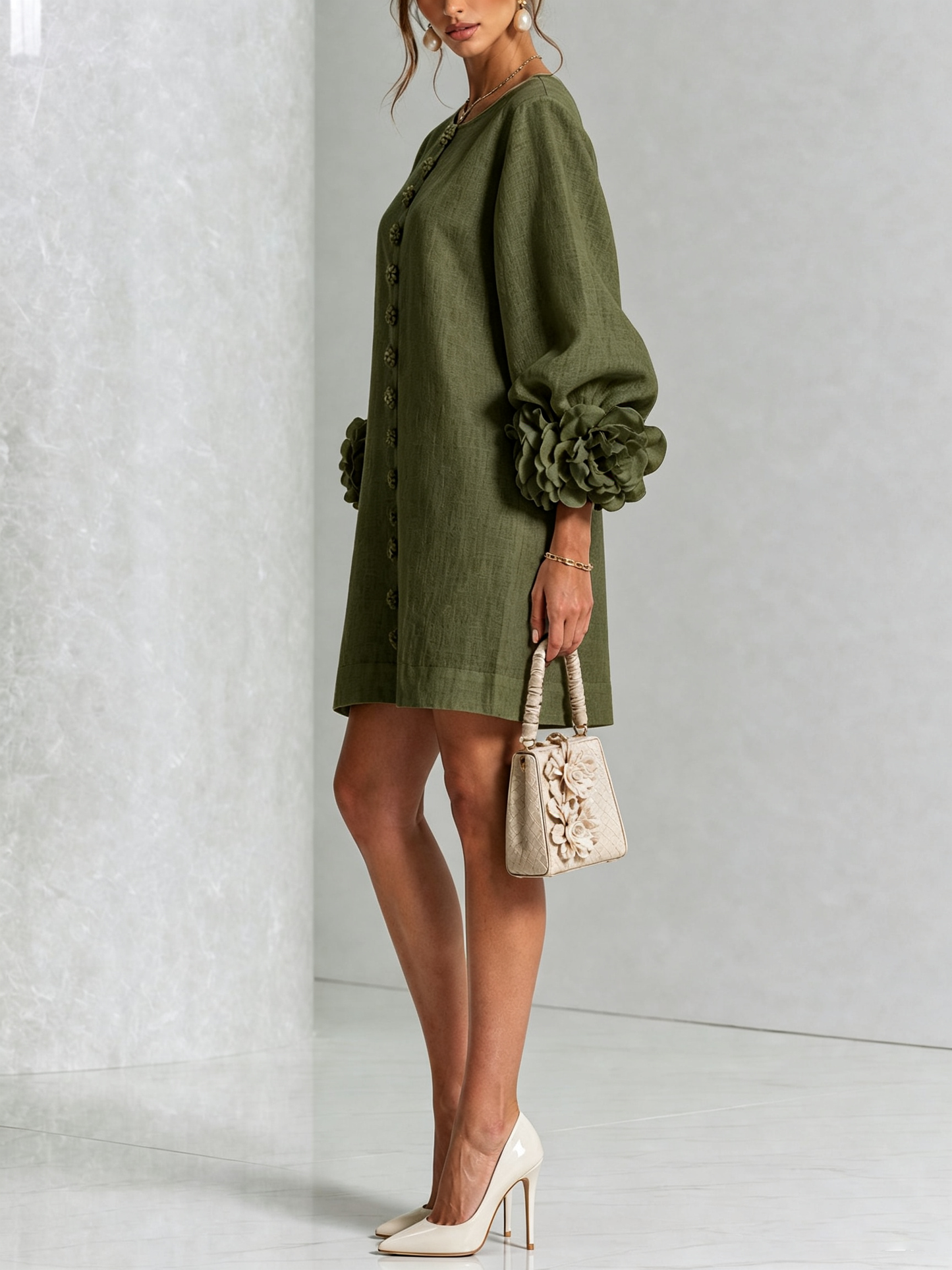 Vestido mini blanco con botones con motivos florales y mangas con motivos florales extravagantes