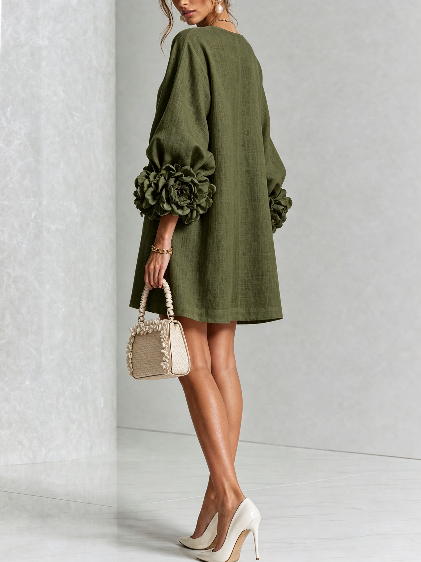 Vestido mini tipo camisa con estampado floral en verde oliva y puños florales extravagantes