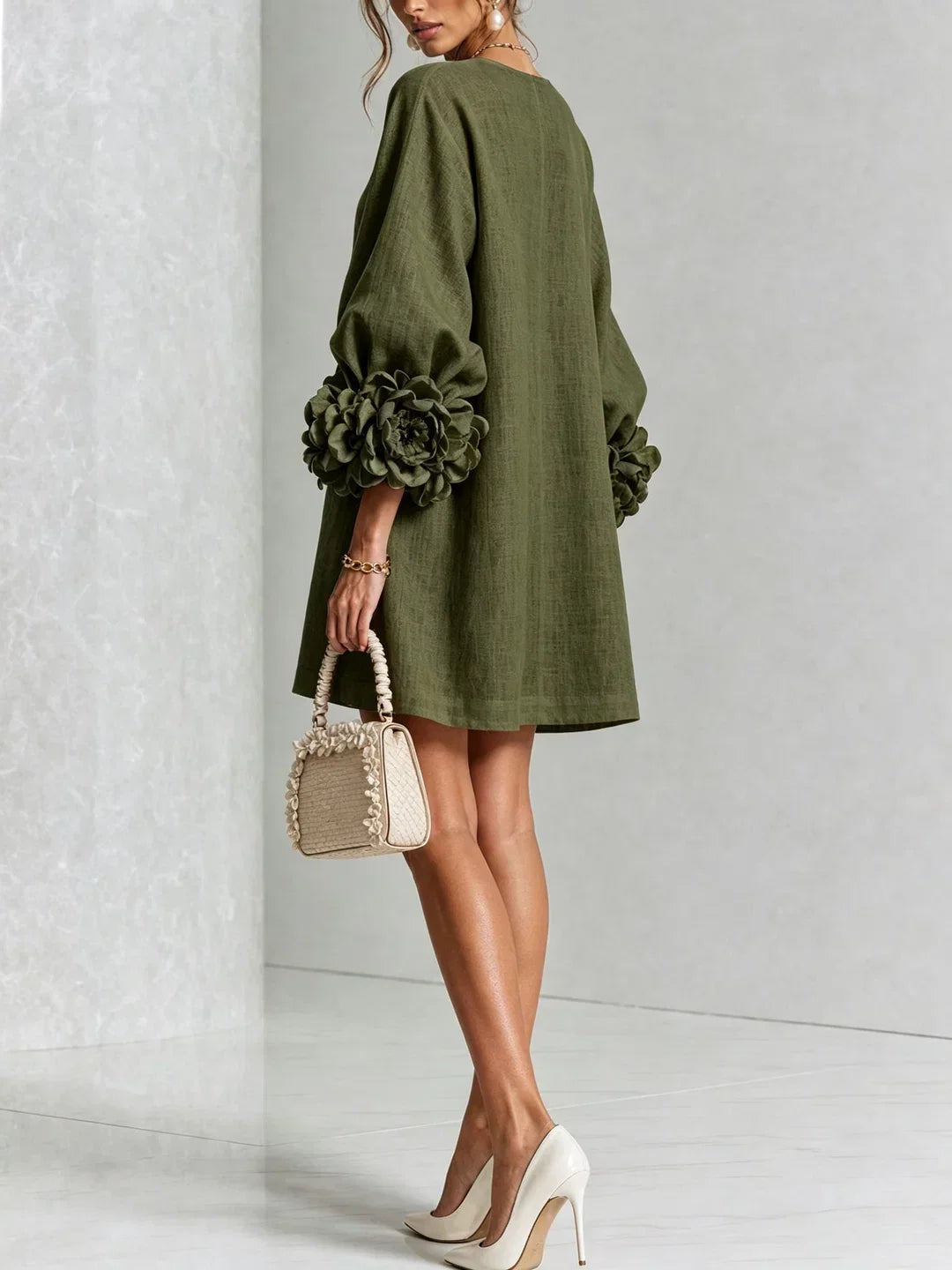 Robe courte Elvira avec boutons floraux et manches fleuries