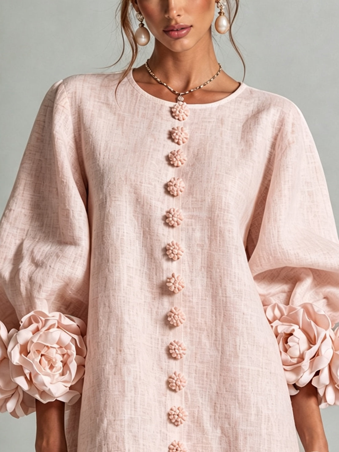 Vestido mini rosa con estampado floral y botones, con unas mangas florales sorprendentes