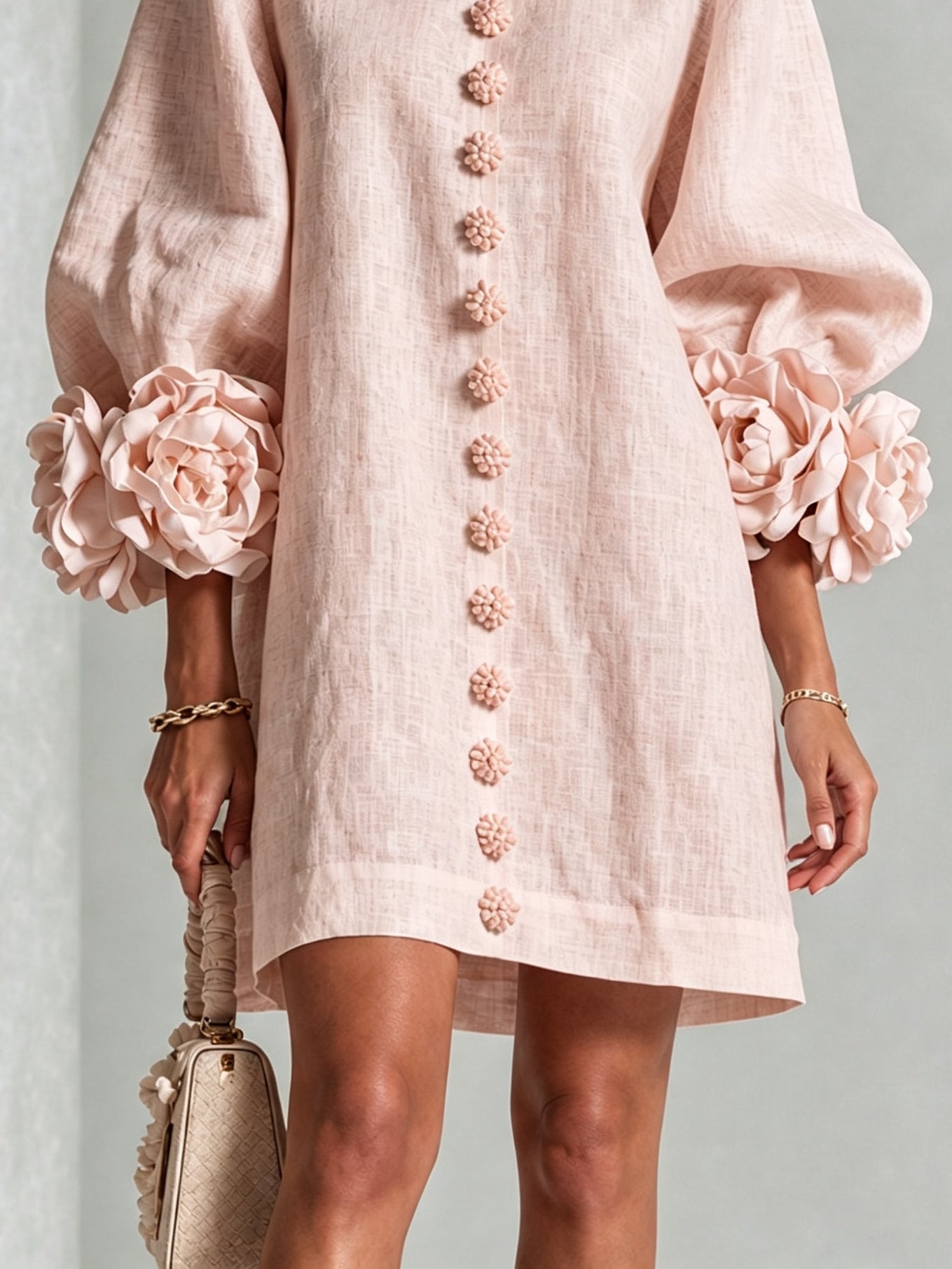 Vestido mini rosa con estampado floral y botones, con unas mangas florales sorprendentes