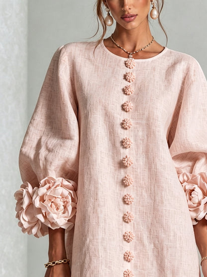 Vestido mini rosa con estampado floral y botones, con unas mangas florales sorprendentes