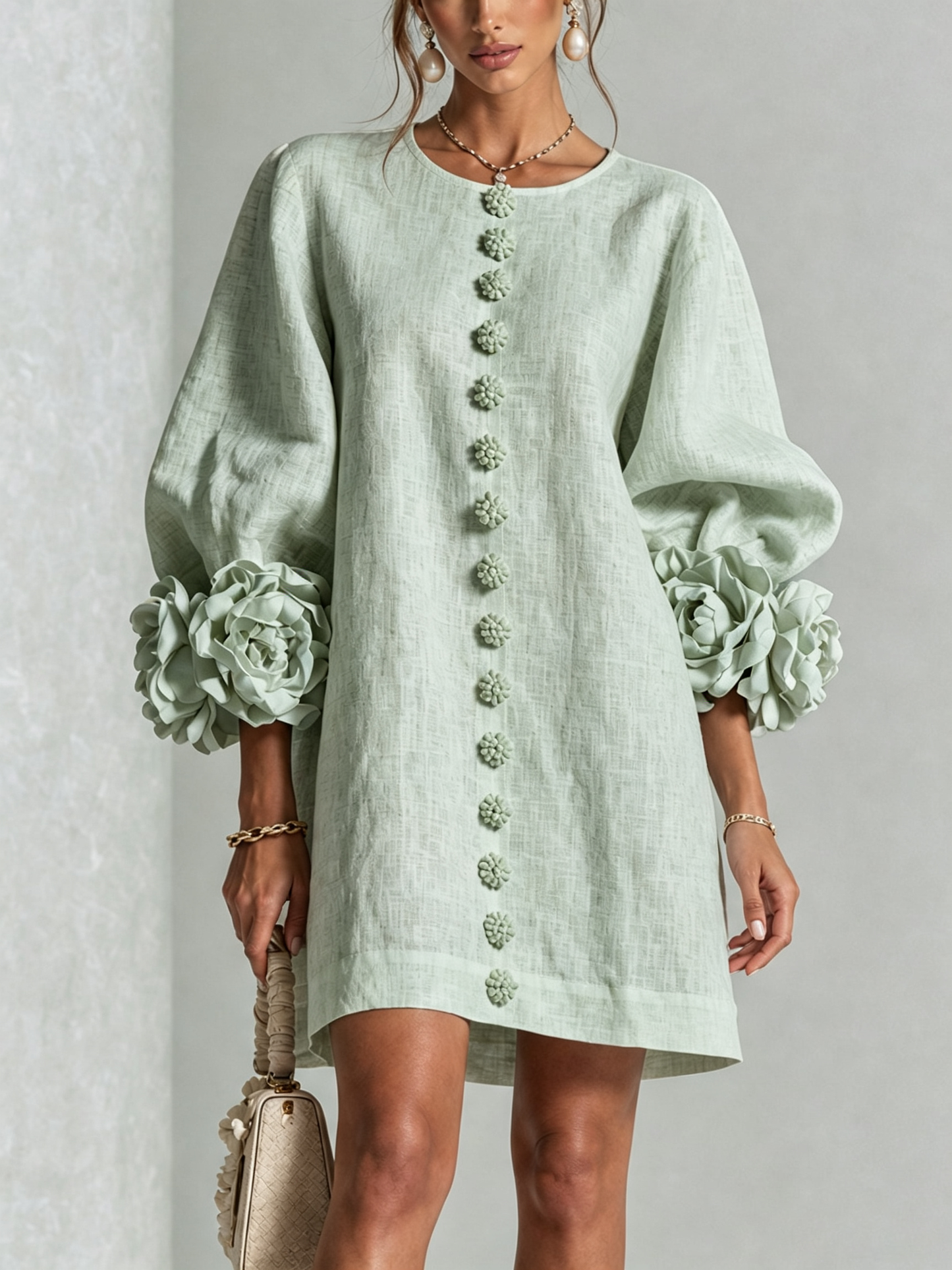 Vestido mini blanco con botones con motivos florales y mangas con motivos florales extravagantes