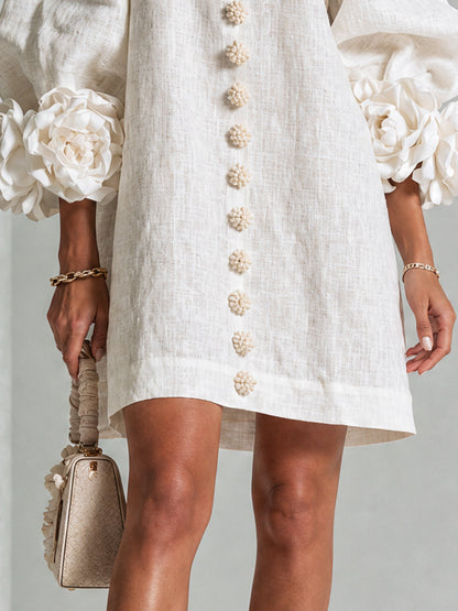 Vestido mini blanco con botones con motivos florales y mangas con motivos florales extravagantes