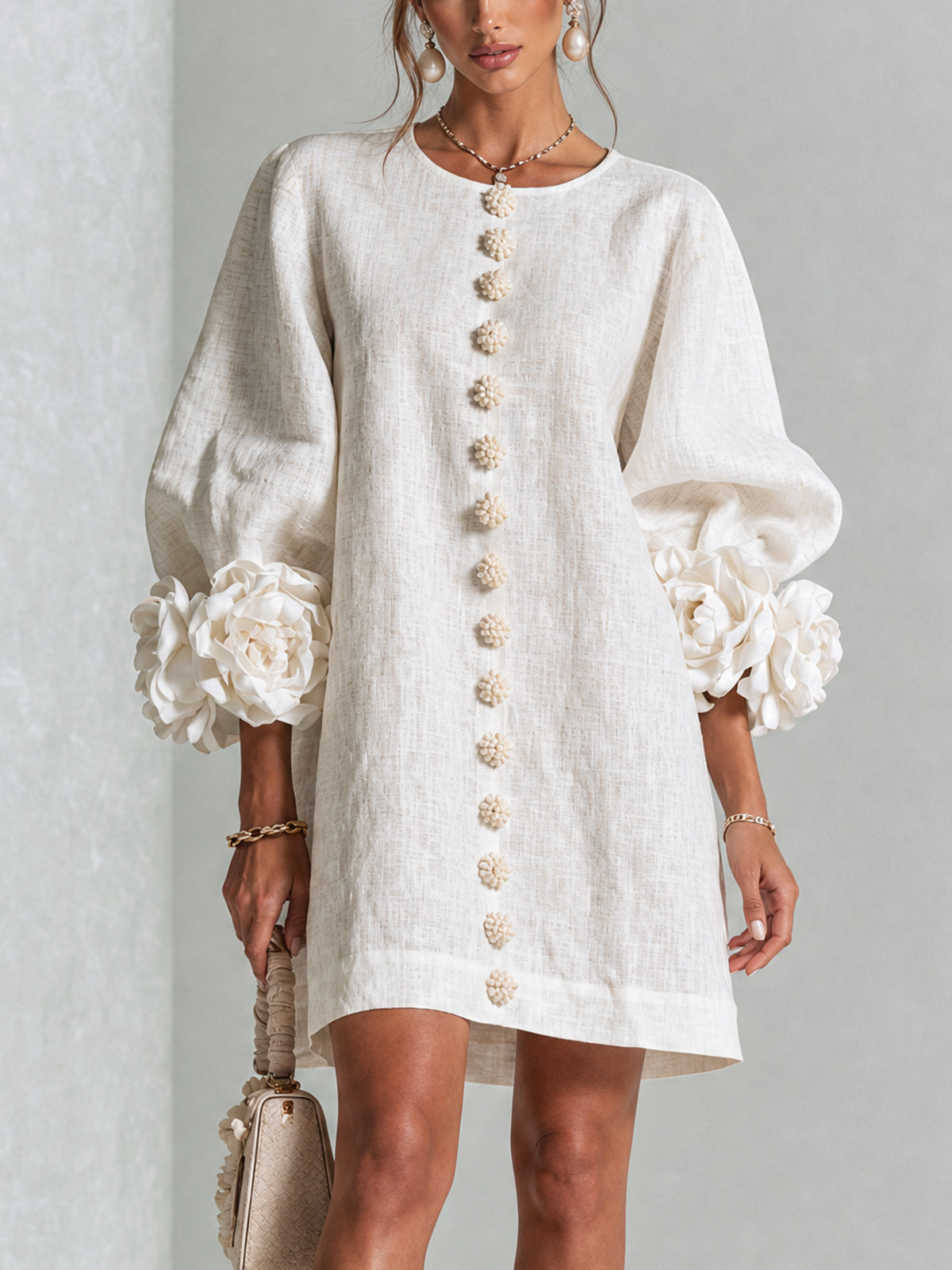 Vestido mini blanco con botones con motivos florales y mangas con motivos florales extravagantes