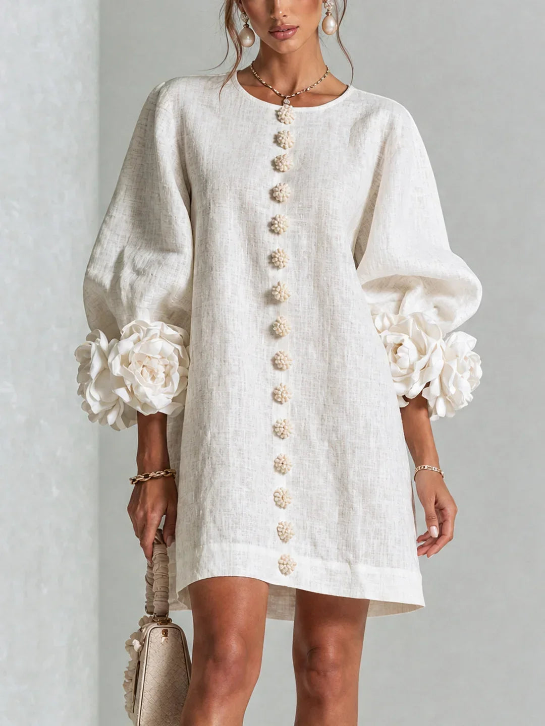 Robe courte Elvira avec boutons floraux et manches fleuries