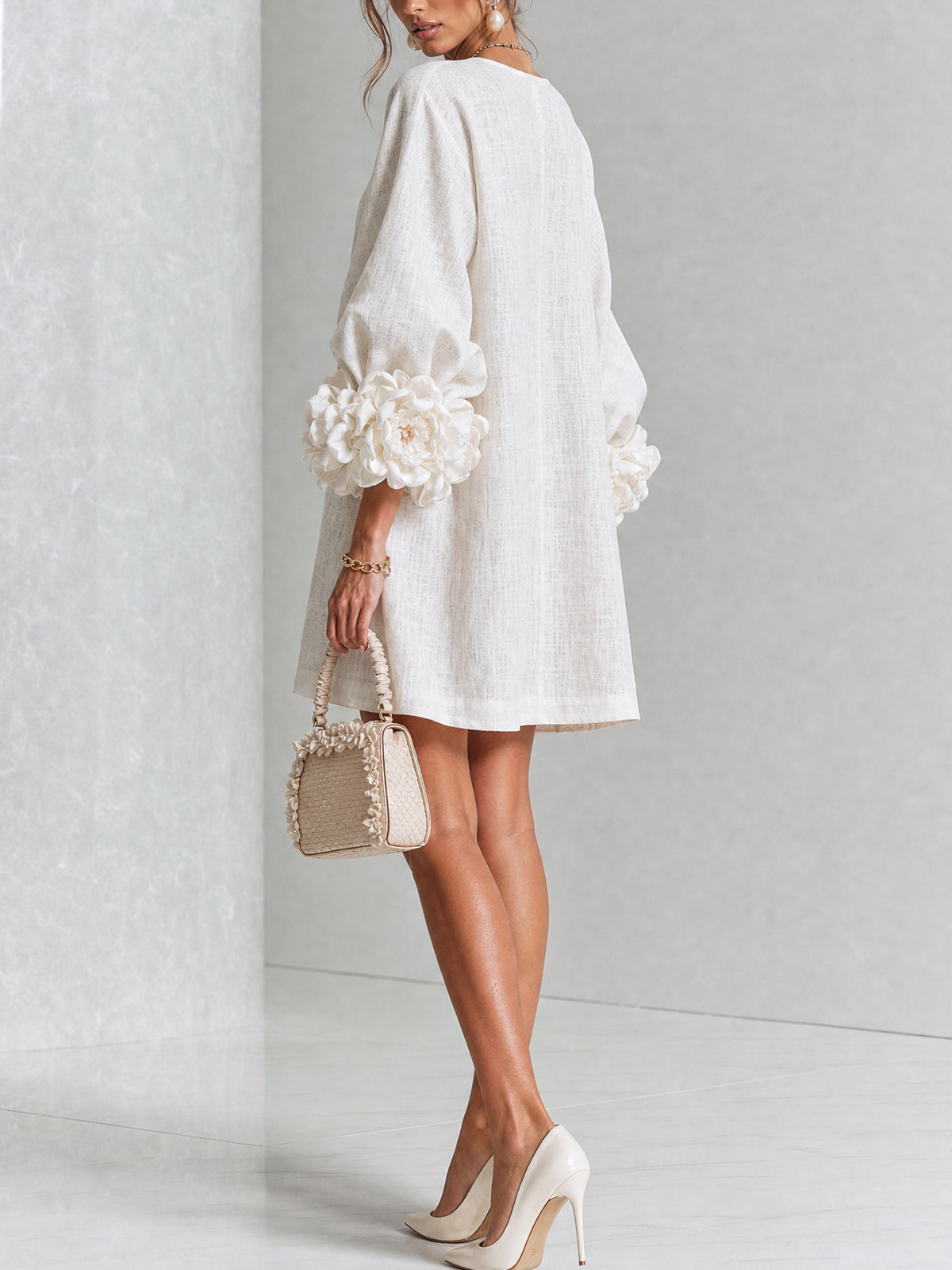 Vestido mini blanco con botones con motivos florales y mangas con motivos florales extravagantes