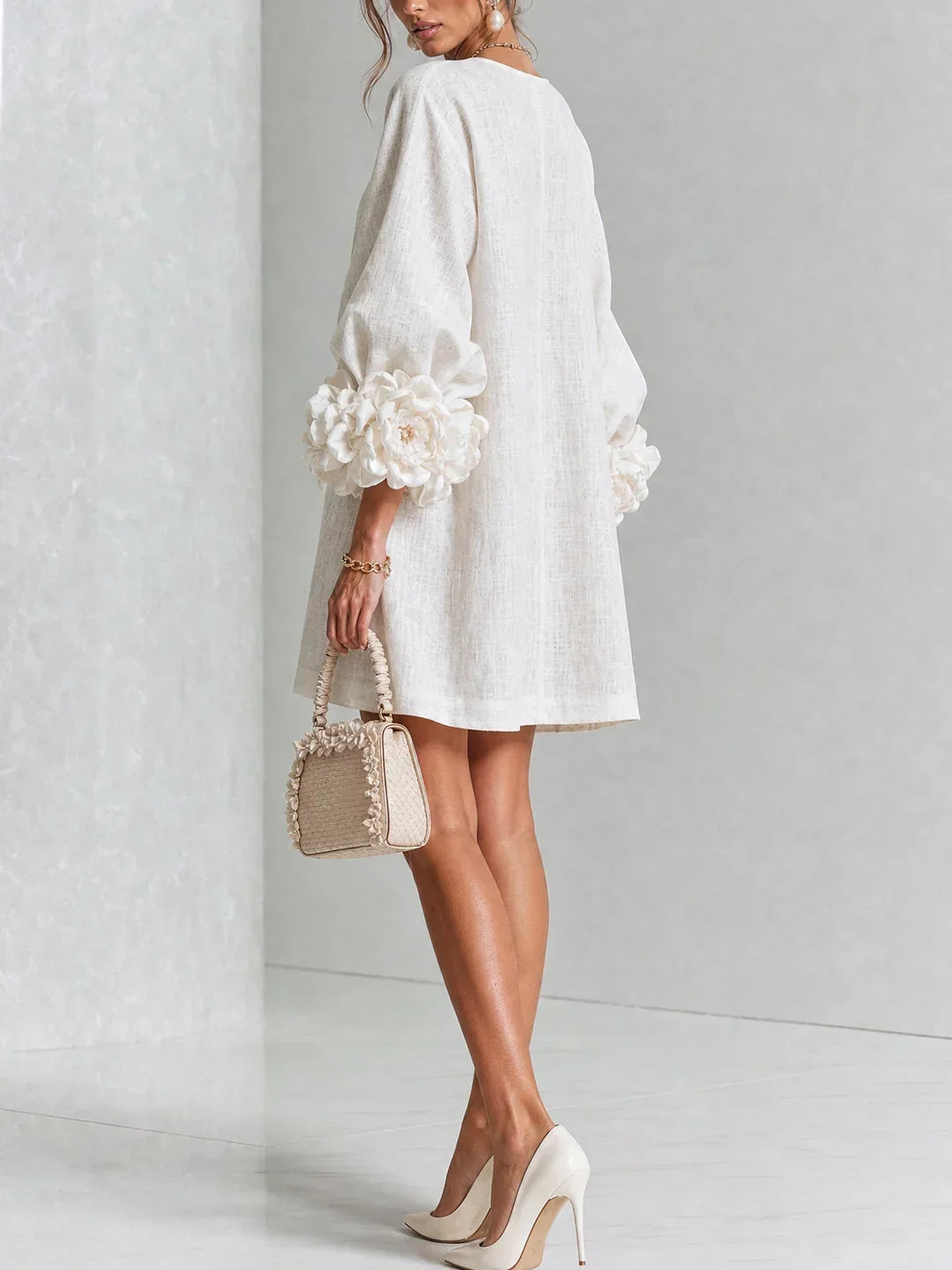Robe courte Elvira avec boutons floraux et manches fleuries