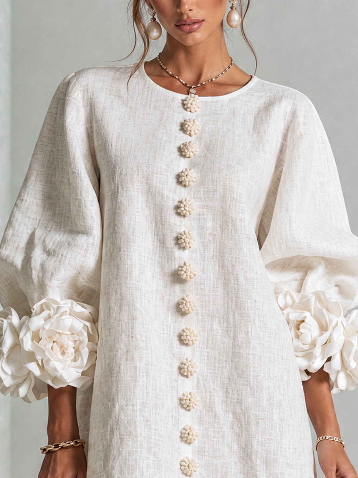 Vestido mini blanco con botones con motivos florales y mangas con motivos florales extravagantes