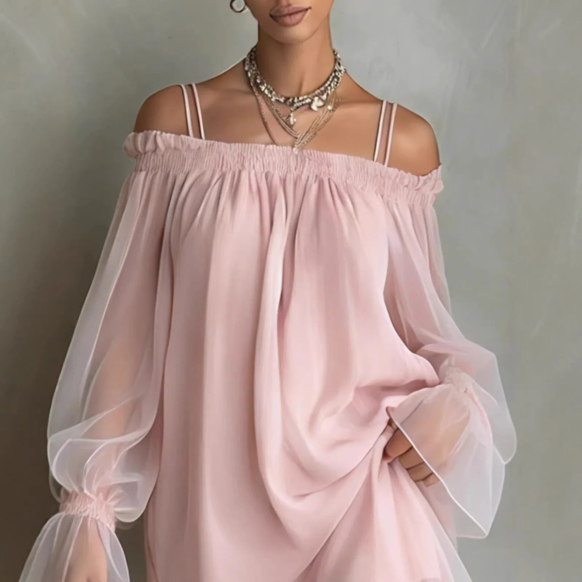 Mini-robe Elisa en tulle à épaules dénudées et manches longues